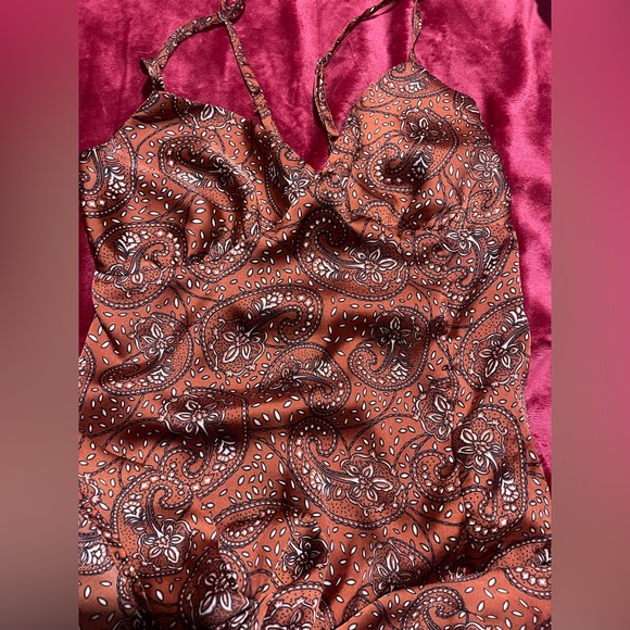 Beautiful midi split thigh satin dress - Picture 2 of 6